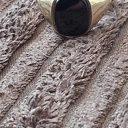 9ct gold onyx ring fully hallmarked with no defects. 
PAYPAL ONLY BUYER PAYS POSTAGE AND FEES. 
POST ONLY