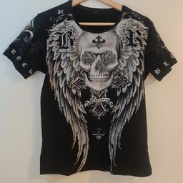 T-Shirt mit schönem Totenkopf und Engelsflügel Druck. Grösse S/M. Für Frauen und Männer geeignet.
