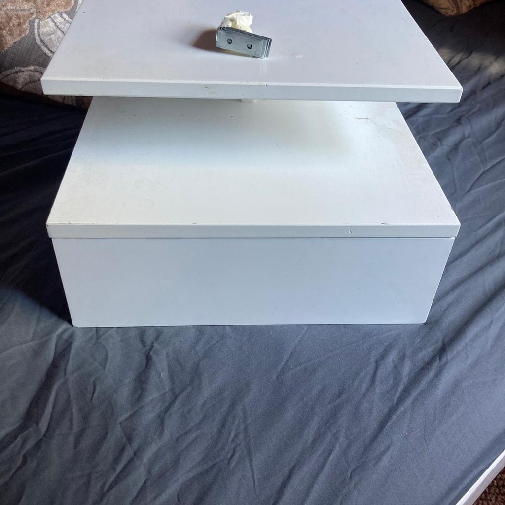 A used floating bedside cabinet, bought from Wayfair. Rrp 55.99.. brackets are included. Plse have a look at pics for dimensions. Looks very contemporary and had lots of compliments. Grab a bargain.