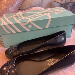 Vivienne Westwood X Melissa black/black Orb shoes
-Never been worn and brand new
-Only selling on here as missed the returns on Flannels
-Open to offers
-Come with box
-Size 4