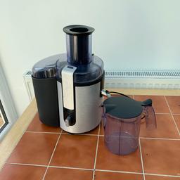 Used for few months in very good condition
Ease of juicing any fruits great for apples just cut in halves if big size or small ones go whole and oranges .
Pulp holder no mess whilst juicing
Jug 1250ml to collect the juice
Dishwasher safe