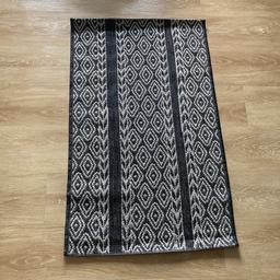 Neuer Outdoor Teppich in Schwarz-Weiß.

Maße: 60x100 cm

Preis VB!