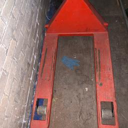 Used pallet truck, 2000kg capacity, 73kg weight.  Collection only