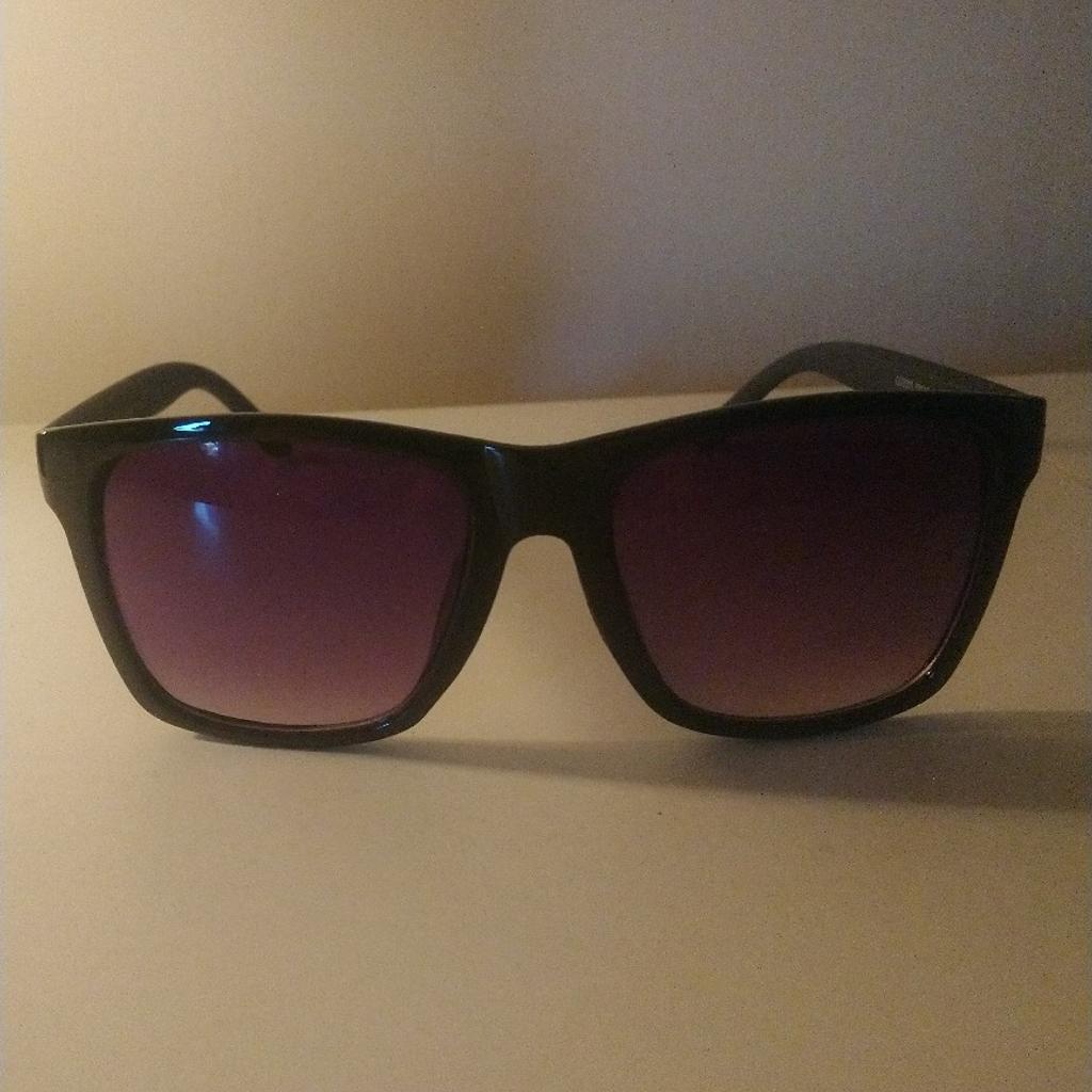 Riktigt schyssta Gucci solglasögon som är svarta med mörkblåa/röda bågar. Ska dom skickas så blir det frakt avgift på 55kr som köparen får stå för.