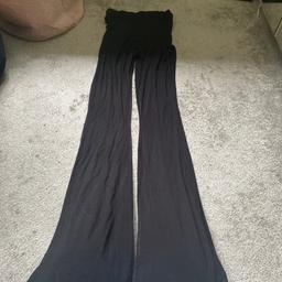 Really stretchy material really thin like a legging material 
I’m 5’3 and i step on them 
Really good condition tho