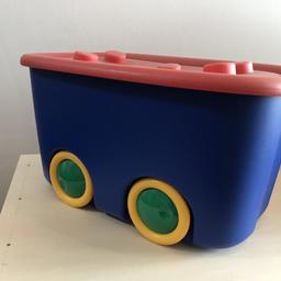 Kiste mit Rollen zum einfachen Verstauen von Spielzeug