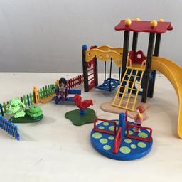 Spielplatz von Playmobil mit 2 Figuren