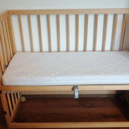 Beistellbett 94x42,5x78,5cm inkl. kaum benutzter Träumelandmatratze 90x40cm.
Das Bett ist höhenverstellbar und kann beim Elternbett mit einem Haken befestigt werden.