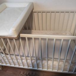 Wir verkaufen unser hübsches Baby-/Kinderbett »Hensvik« von IKEA, 120 x 60 cm.

Gratis dazu selbstgebauten Wickeltisch, Matratze und Wickelauflage (von Ikea) 

Bett ist vollständig wie auf Bild 1!

Das Bett bzw. die Liegefläche ist höhenverstellbar, zudem lassen sich eine bzw. zwei gitterseiten herausnehmen und ein »rausfallschutz« anmontieren, sodass euer kind jederzeit mobil ist :-)

Als Beistell- Bett kann es auch genutzt werden.

Nur Abholung