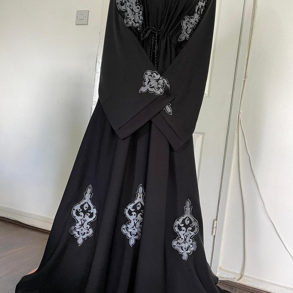 New abaya good quality nida silk comes with matching scarf colour black and grey size 54