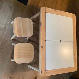 Flisat Ikea Kindertisch und dazupassende Hocker 
Insgesamt € 40,-
Selbstabholung