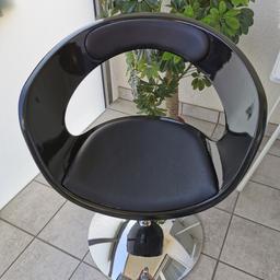 Verkaufe einen Sessel im Guten Zustand aus Hartkunststoff, Ledersitz und Metall Fuß (Chrom)

Gebrauchsspuren sind vorhanden aber keine beschädigungen.

Abmessung
Höhe: 83cm
Breite: 63cm
Tiefe: 51cm