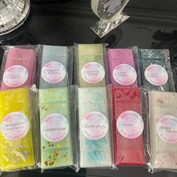 10 snap bar wax melts 
Highly fragranced 
Fragrances are 

1 x Unicorn Dreams 
1 x Tropical Blooms 
1 x Cotton Clean 
1 x Love Story 
1 x Old Spice 
1 x Pineapple & Coconut 
1 x Watermelon 
1 x Eucalyptus 
1 x Rose 
1 x Baby Powder