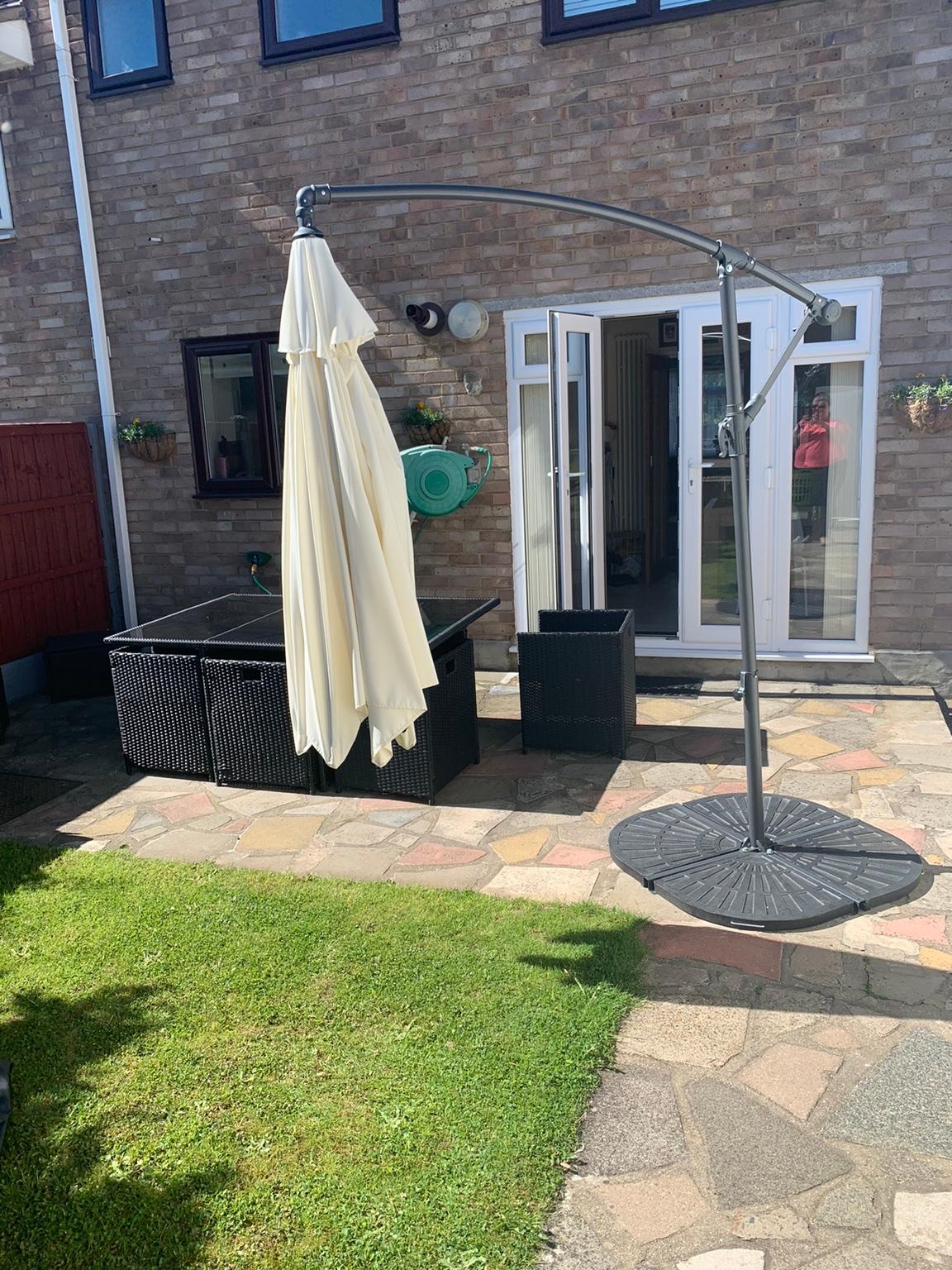 Cantilever sun shade, base weights and cover in Sevenoaks for £80.00
