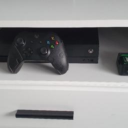 zum Verkauf steht hier eine Top erhaltene Xbox incl 1 TB Festplatte sowie Akkus incl Station für die Controller. Alles Kabel sowie die OG Verpackung sind vorhanden.