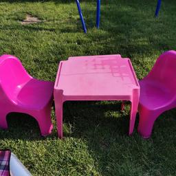 Pinker Tisch u 2 pinke Stühle, Outdoor, mit Gebrauchsspuren abzugeben!