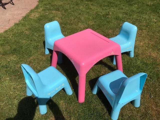 ELC Table and 4 Chairs in B62 Dudley für 25,00 £ zum Verkauf | Shpock DE