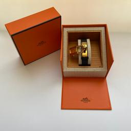 100% Genuine Hermes Kelly Watch RRP £2400
With Box!!
Used,very good condition!!
Beautiful Hermes Kelly watch.
- Black leather strap signed Hermès.
- Fits on the wrist from 14 to 19 cm.
- Mobile padlock.
- Gold plated case 20mm x 20mm.
- Gold dial.
Dispatched with Royal Mail Special Delivery.