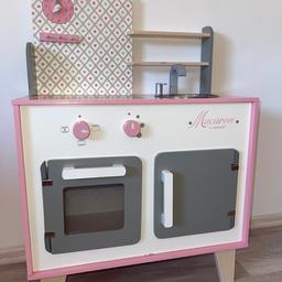 • kleiner süßer Kinderküche in rosa
• In guter Zustand
• Orginalpreis: 80€
