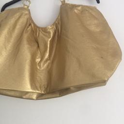 Gold
Balloon bag
Chain handle
Condition: Fabric defects *(see pics)
*Not noticeable in use/ info only*
Collection or Postage