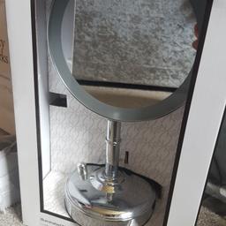 brand new
still in box
boots no7 make up mirror with lluminated light
ideal for make up lovers
£20 