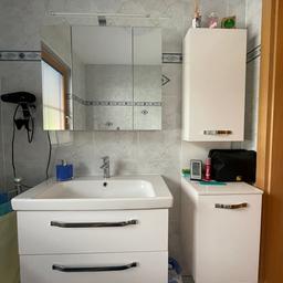 Waschbecken, Unterschrank, Spiegelschrank und Seitenschrank.

Die Möbel sind demontiert und bereit zum Abholen. 

Neuwertig ca. 2 Jahre (NP EUR 1.800,—)

NICHTRAUCHER HAUSHALT