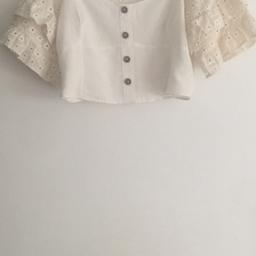 ZARA 
Frilled sleeved
Crop Top
Elasticated back
Ecru
Size L *(fits 10/12)
Good condition 
Collection or Postage
