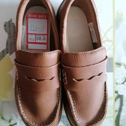 Brand new shoes brown colour
Brand clarks
Size 1.5G
