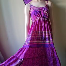 abito lungo con balze in seta indiana dai colori brillanti