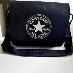 Sehr schöne Original Converse Tasche schwarz
gr. 40cm x 30cm

Versandkosten trägt der Käufer