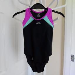 Swimwear "H&M"
Authletic Training Sport
 Black Mix Colour Years
New With Tags

Actual size: cm

Length: 45 cm from shoulders

Length: 21 cm from armpit side

Shoulder width: 18 cm

Volume hands: 25 cm

Volume breast: 50 cm - 60 cm

Volume waist: 45 cm – 54 cm

Volume hips: 45 cm – 52 cm

Size: Eur 98/104 cm, US 2 - 4 Years

Shell: 80 % Polyamide
 20 % Elastane

Lining: 100 % Polyester

Made in Cambodia