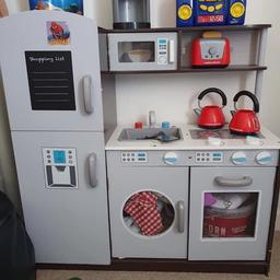 Childrens play kitchen.  In good condition with lots of life left

Collection from E14 area