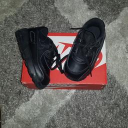5.5
Full leather
worn once so as good as new no creases
No box
