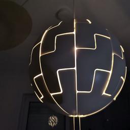 Schöne Ikea Lampe NP 59 € funktioniert einwandfrei. 35 cm. durch Ziehen an der Schnur verändert sich die Form und Lichtstärke.