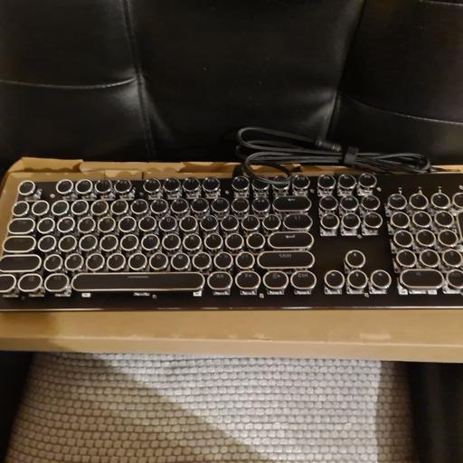 Buy & Sell Kent Medway - Kent - Photos for Mechanical gaming light up RGB keyboard