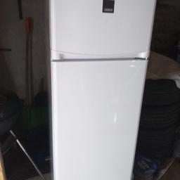 verkaufe hier einen schönen Kühlschrank mit Gefrierschrank. 
ca 1.60 lang.