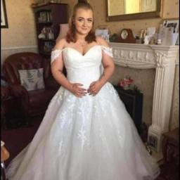 Beautiful wedding dress size 16 £200 no offers as it’s ever been worn *BESIDES A TRY ON FOR SIZING* I found out I was pregnant so this won’t fit this pricing is great compared to buying it from a shop as it would be so much more I’m just desperate to buy myself a new dress that will fit 😁 collection only ! B32 area (quinton) NO OFFERS PLEASE