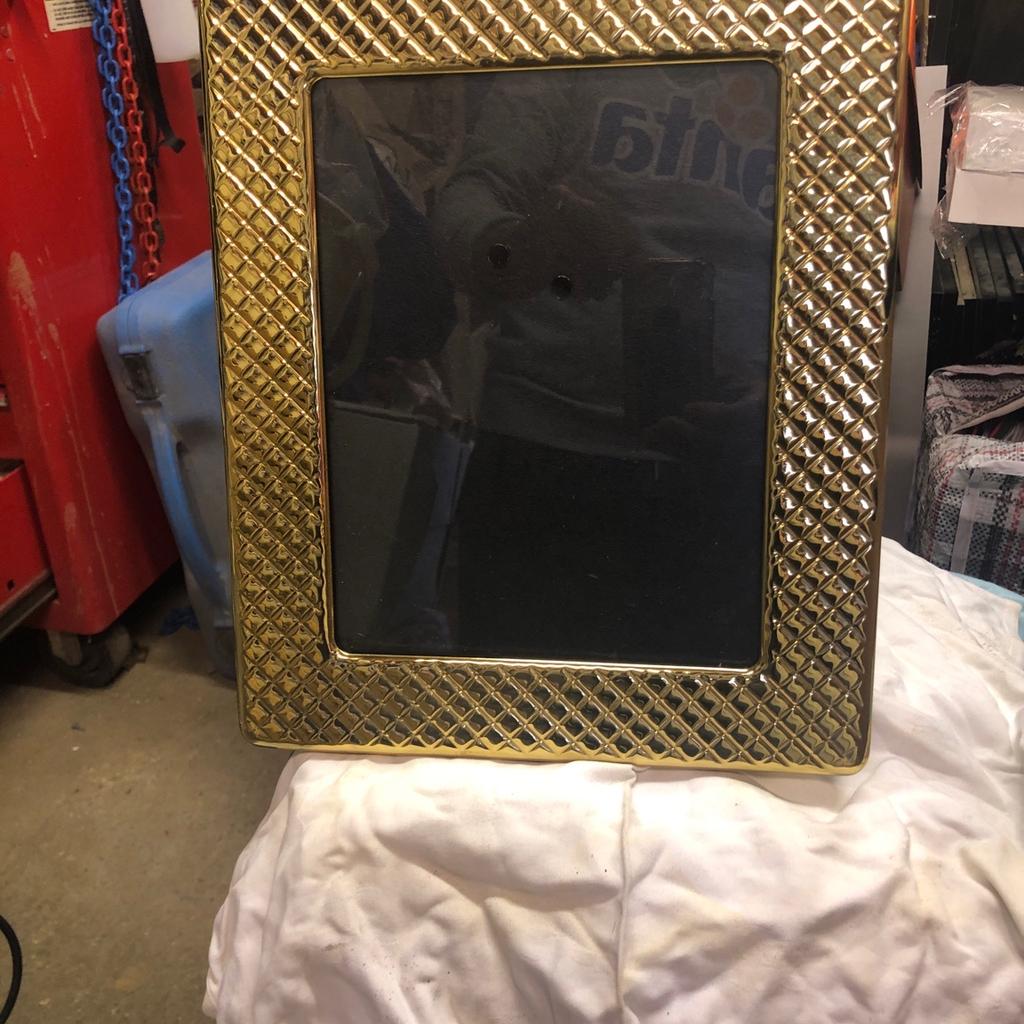 Gold picture frame with glass in good condition height 33 cm /W 28 In excellent condition