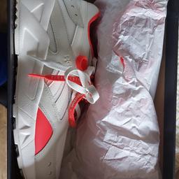 size 10 womens reebok trainers. 
REEBOK X GIGI HADID 
never worn. 
bought complete wrong size and been forgot about. 
£20