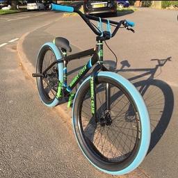 Maniacc flyer SE BIKE
No rips in seat 
Stock (haven’t got the se bike pads)
Slx brake 
Nothing wrong with it