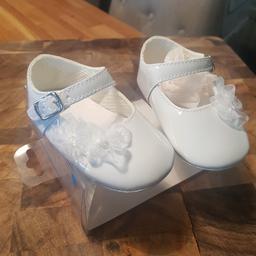 baby girls white pram shoes
6-12mths
brand new in box