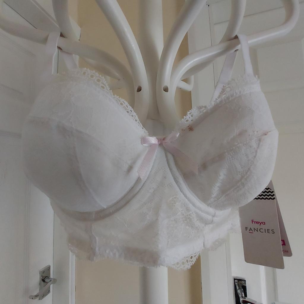 Bra “Freya” Fancies Lingerie Underwired White Colour New With Tags

Actual size: cm

Breast volume: 65 cm - 80 cm

Depth bust: 14 cm

Size: 32DD (UK) Eur 70E,FR 85E,US 32DD

78 % Nylon/Polyamide
22 % Elastane

Made in Sri Lanka