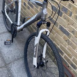 21 inch frame
Disk brakes both working fine
Hybrid wheels
Shimano Claris gear-set
Rust free
Good condition
Tyres in good condition
Ready to ride away
Collection E14 or SE17