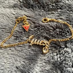 Ich verkaufe mein Guess Armband in Gold mit einem kleinen Herzen drauf. Selten getragen