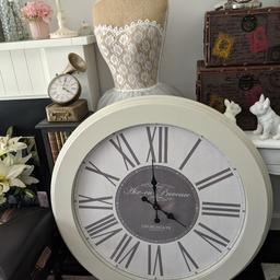 absolutely massive battery operated creamy coloured clock     it's 3 ft round   see all pictures pick up Newton Aycliffe.