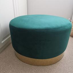 Lovely Round Green Velvet footstool with gold trim. Nearly new condition. Bought end of last year but not using. Size approx 60cm round. Any questions please ask. 

🌺 Please check out my other items for sale. Thanks 🌺