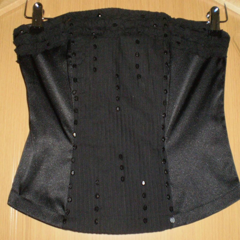 Corset ”Vero Moda” Strapless Style: Post Corsage Top Black Colour New With Tags

Corset has the "sticks":

Sticks from the top down 2 units front

Sticks from the top down 2 units back

Actual size: cm

Length: 35 cm from chest front

Length: 32 cm from chest back

Length: 27 cm from armpit side

Volume chest: 70 cm – 72 cm

Volume waist: 58 cm – 60 cm

Volume hips: 66 cm – 68 cm

Size: Eur XS

Shell: 97 % Polyester
 3 % Spandex

Made in China

Retail Price £ 24.99 ,
NOK 259.95 , 29.95 € (Eur)