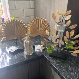 2x gold fan leafs, gold glass bottle, and shell tea light holder. Collection only