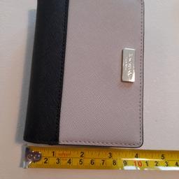 New Kate spade purse
zip coin side
wallet side holds up to 5 cards
black and dark beige
leather
will post recorded delivery