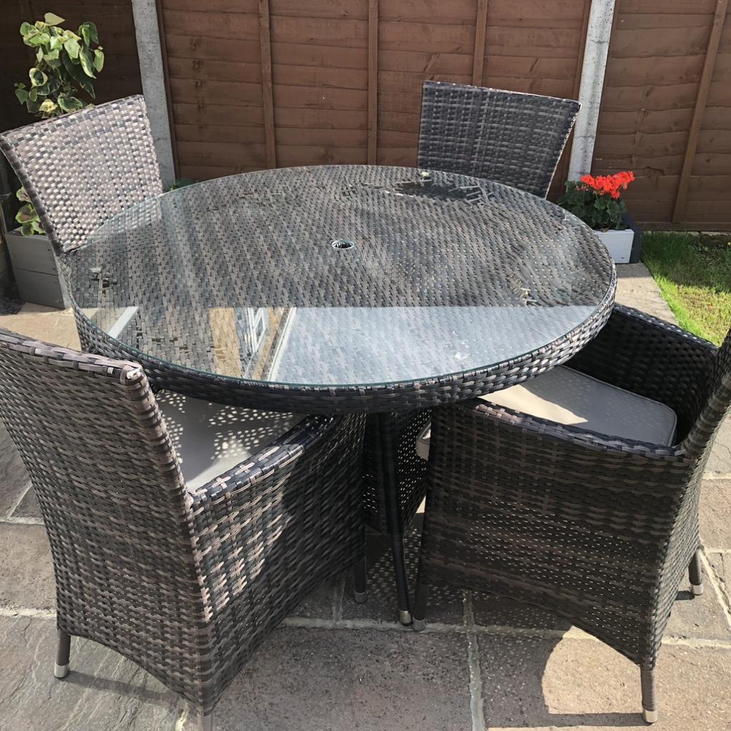Brown Rattan table and chairs in DA15 London für 225,00 £ zum Verkauf ...